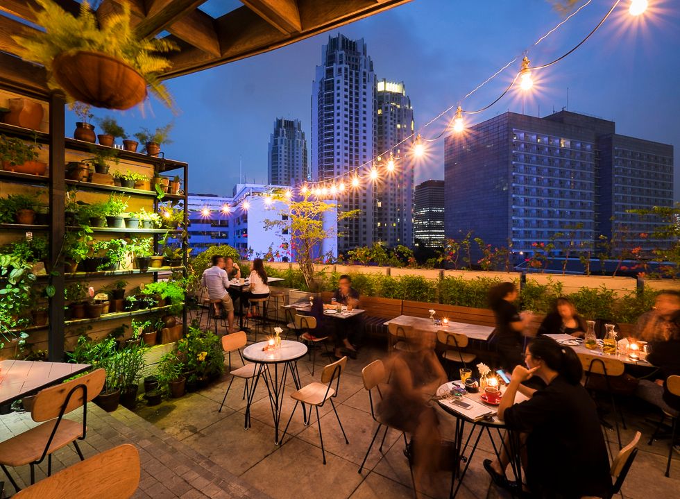 10 Restoran Rooftop di Jakarta dengan Pemandangan Romantis