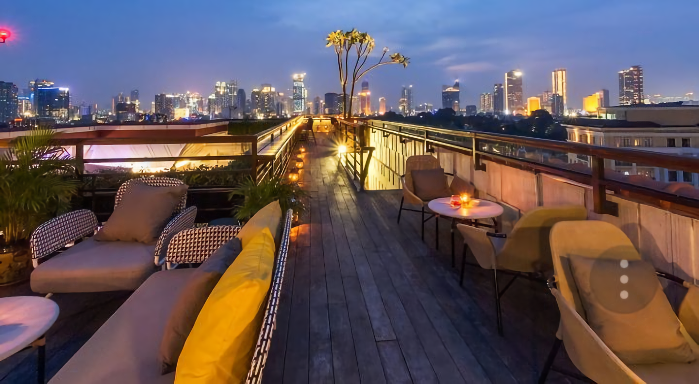 10 Restoran Rooftop di Jakarta dengan Pemandangan Romantis