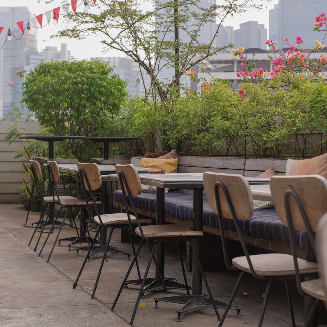 Restoran tema garden Jakarta - House Rooftop outdoor area