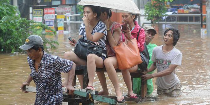 tindakan saat dan pasca banjir - mengungsi ke tempat aman