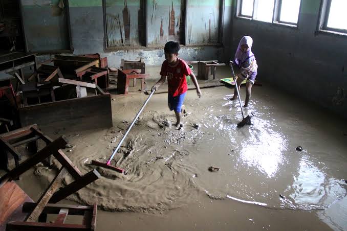 membersihkan rumah dari lumpur
