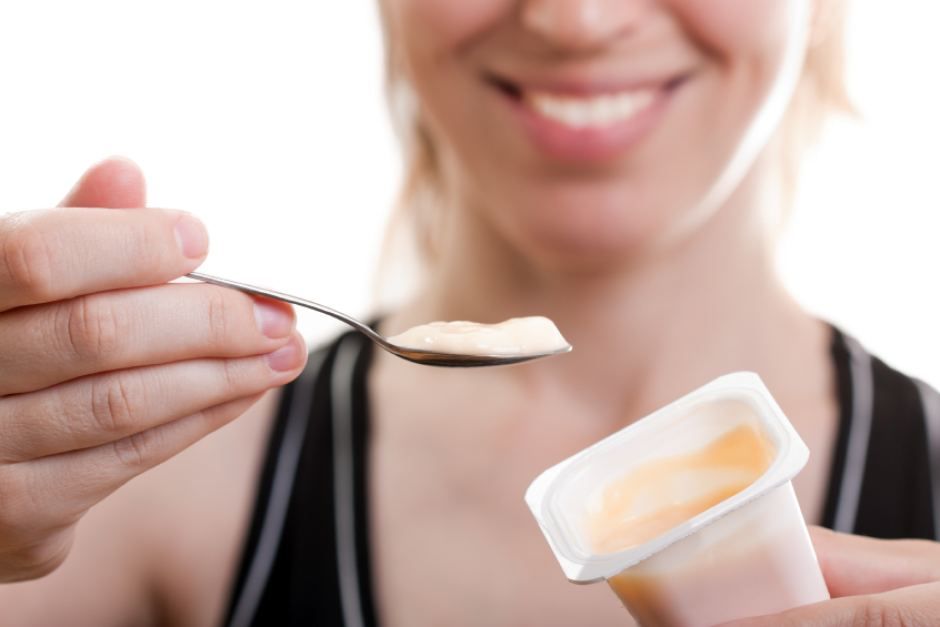 tips mengatasi bau mulut - makan yogurt
