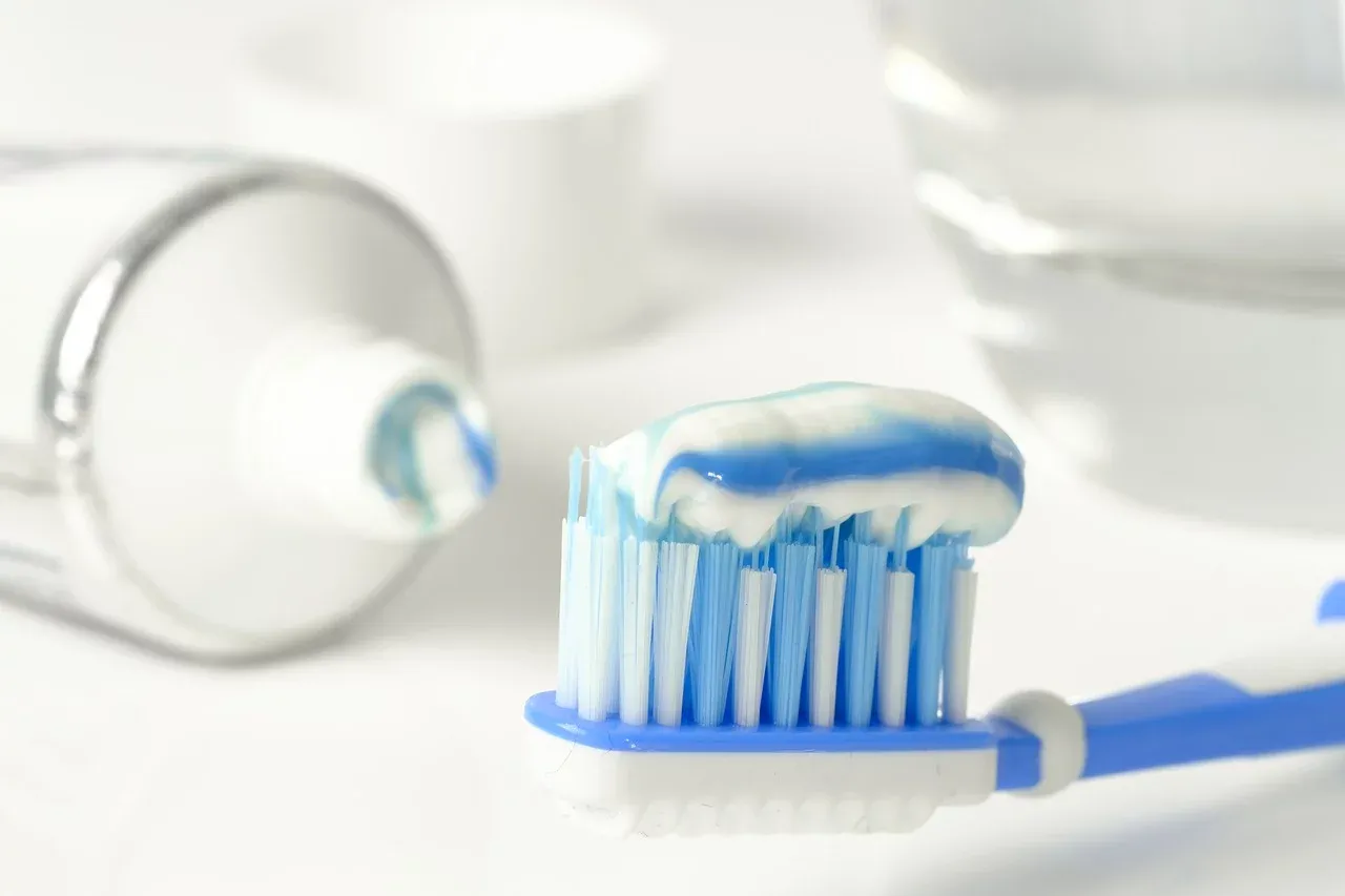 tips mengatasi bau mulut - sikat gigi secara rutin