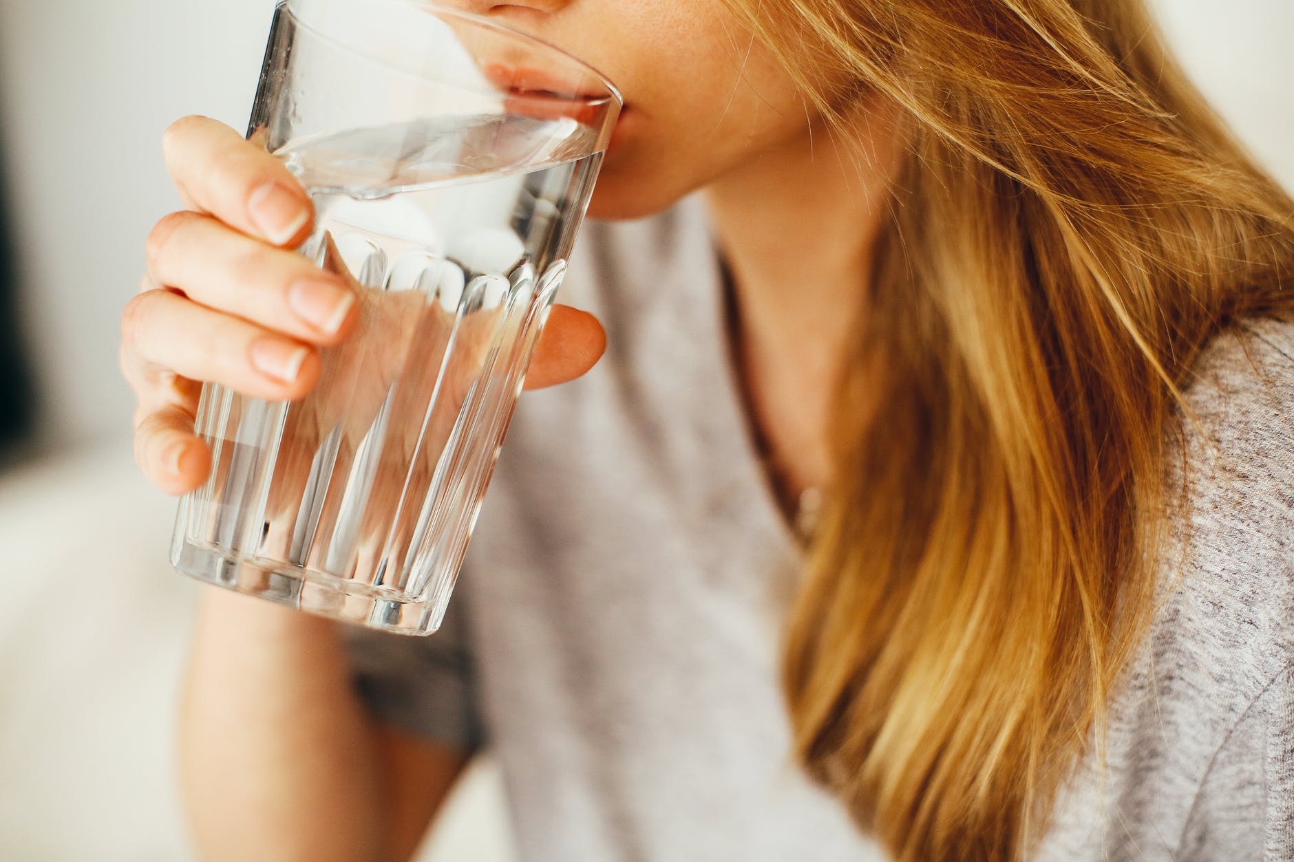 tips mengatasi bau mulut - minum banyak air putih