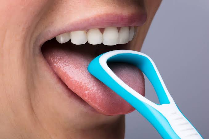 tips mengatasi bau mulut - sikat lidah