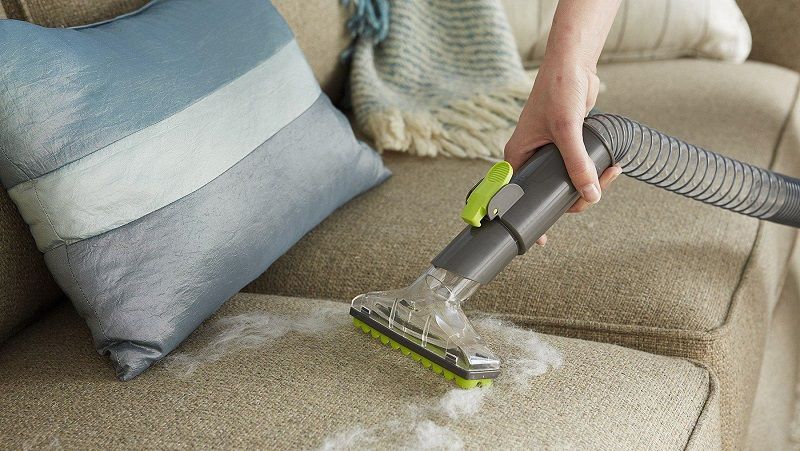 tips merawat sofa kain - bersihkan debu