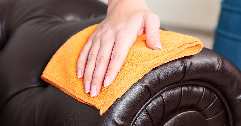 tips merawat sofa kulit - ppilih kain pembersih