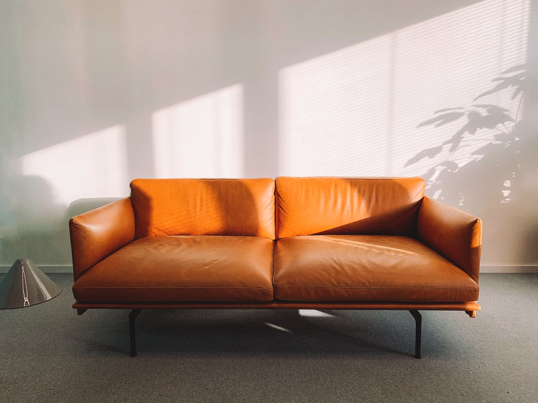 tips merawat sofa kulit - hindari dari sinar matahari