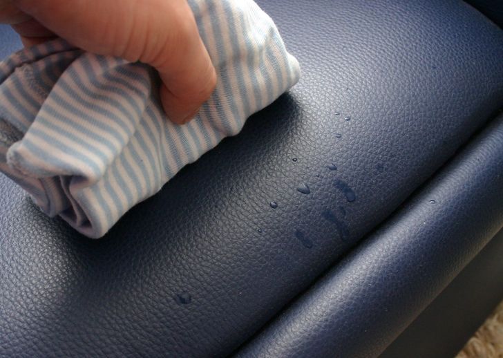 tips merawat sofa kulit - segera bersihkan noda
