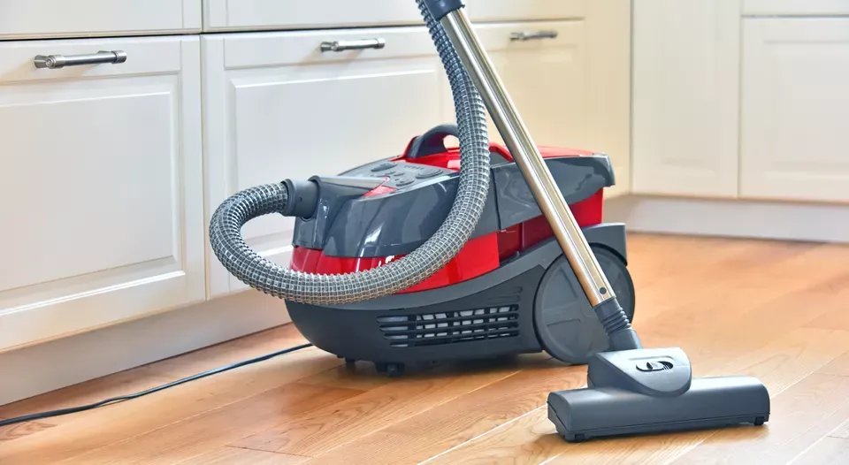 fungsi vacuum cleaner - membersihkan lantai