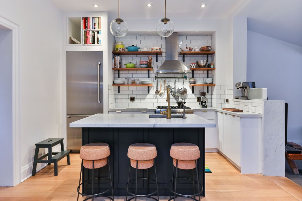 Bikin Kitchen Island atau Malah Punya Bar? Cek Dulu 7 Cara Tepat Memilih Bar Stools!