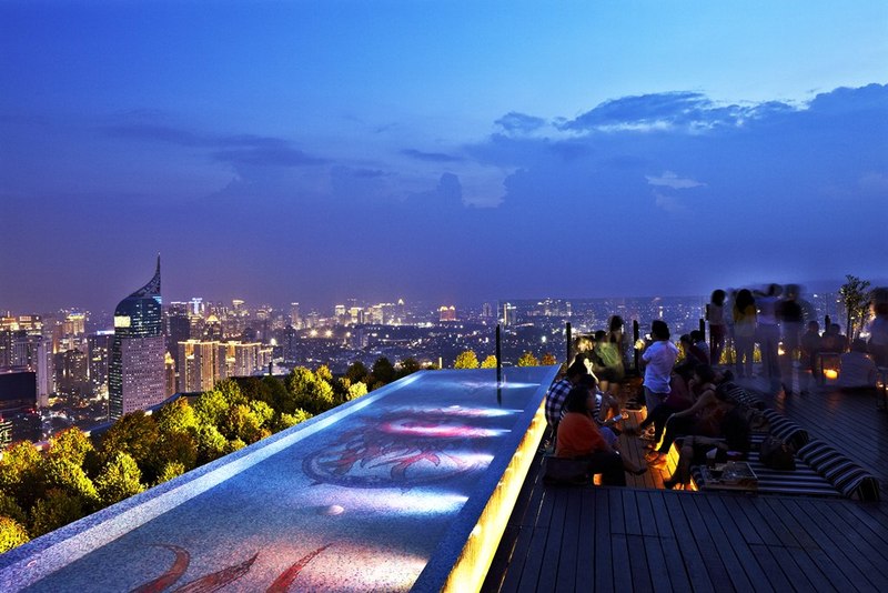 10 Restoran Rooftop di Jakarta untuk Valentine Romantis dengan City Lights Spektakuler