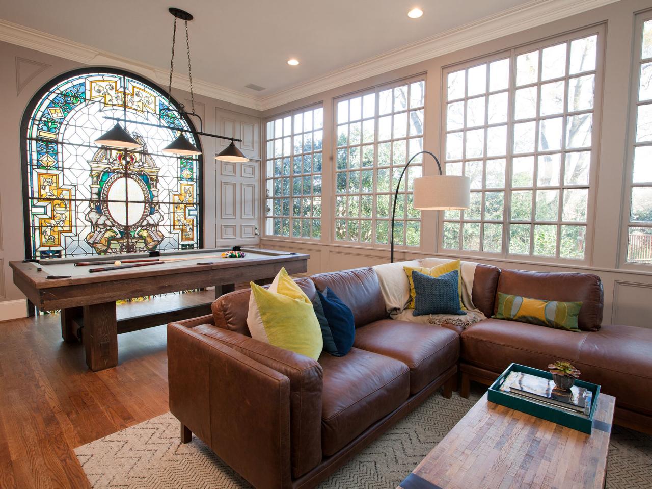 10 Inspirasi Dekorasi Stained Glass untuk Rumah Modern dan Artsy