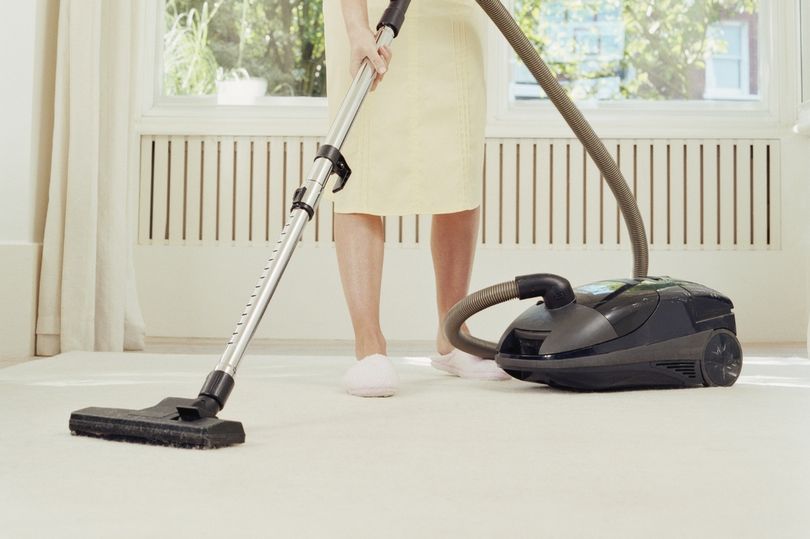 Ada 8 Cara Efektif Membersihkan dengan Vacuum Cleaner | Hal yang Harus Kamu Tahu tentang Penyedot Debu!