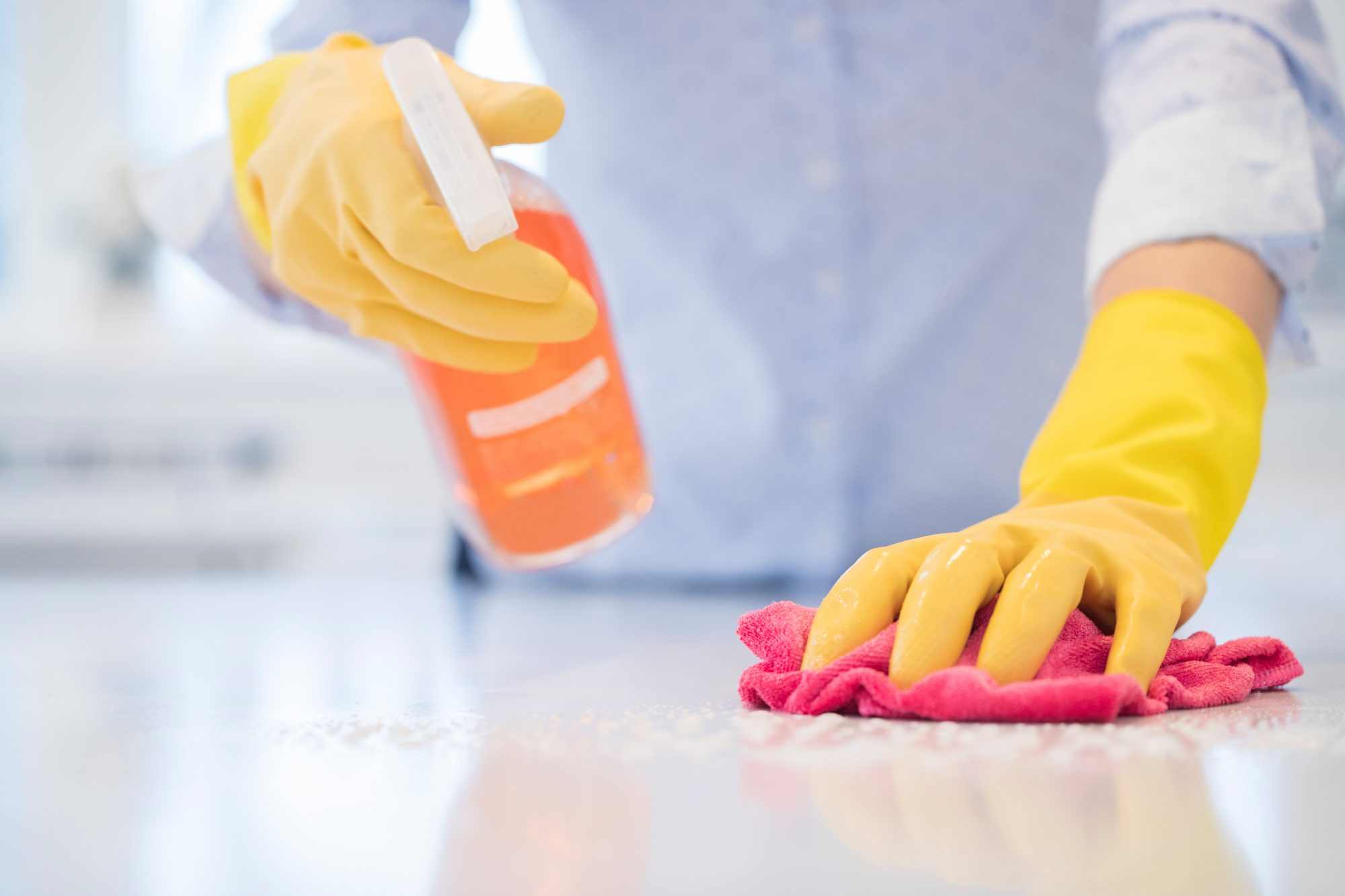 Apa Beda Bersih-bersih, Disinfeksi, dan Sanitasi? Kenali Metode Tepat Membersihkan Permukaan Benda dari Sars-Cov-2