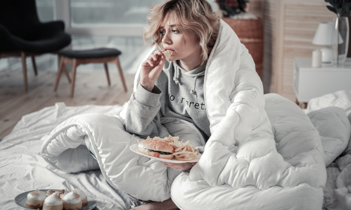 Penyebab dan cara mengatasi stress eating saat social distancing