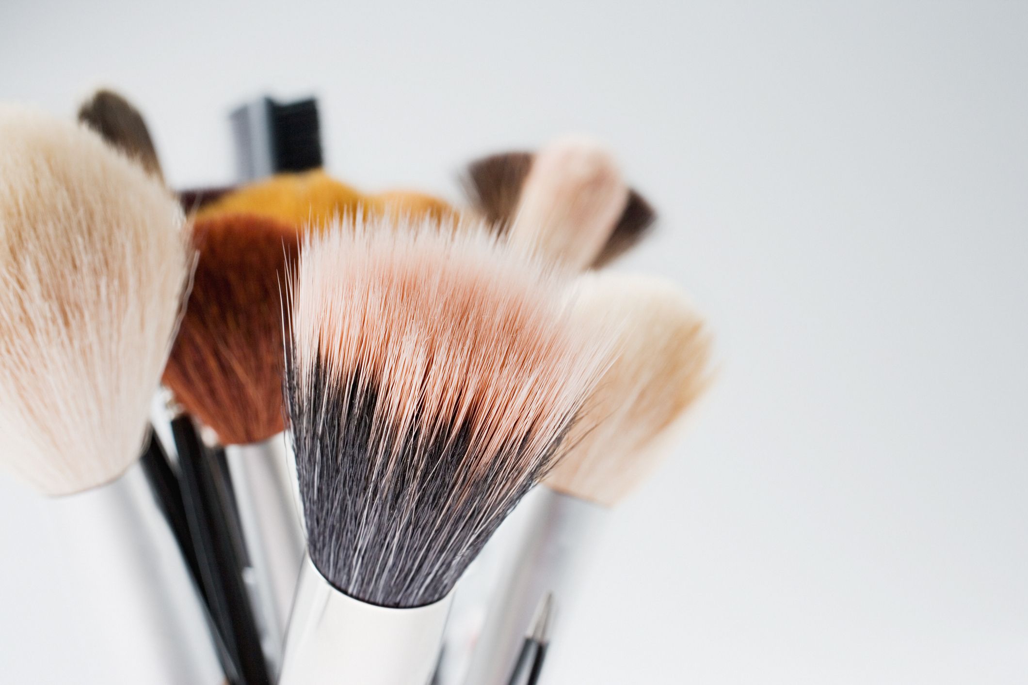 5 Cara Membersihkan Makeup Kit dengan Baik dan Benar