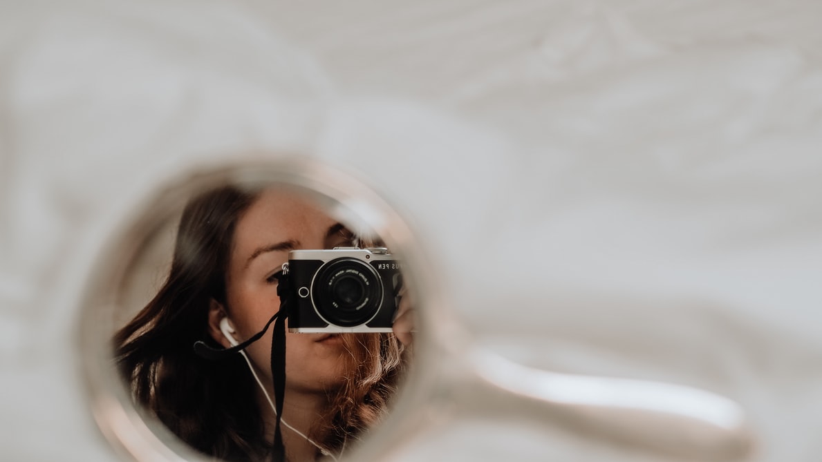 Percantik Feed Instagram dengan 7 Ide Mirror Selfie Kekinian yang Kreatif Banget