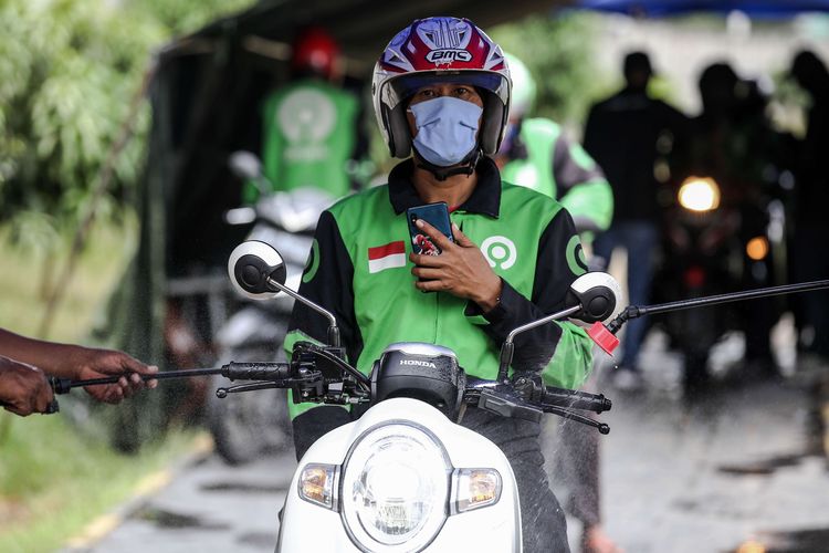 5 Tips Tetap Sehat dan Aman Menggunakan Ojek Online saat New Normal