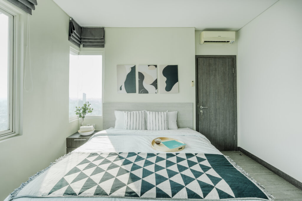 Kamar apartemen tipe master room Rukita Thamrin Residence