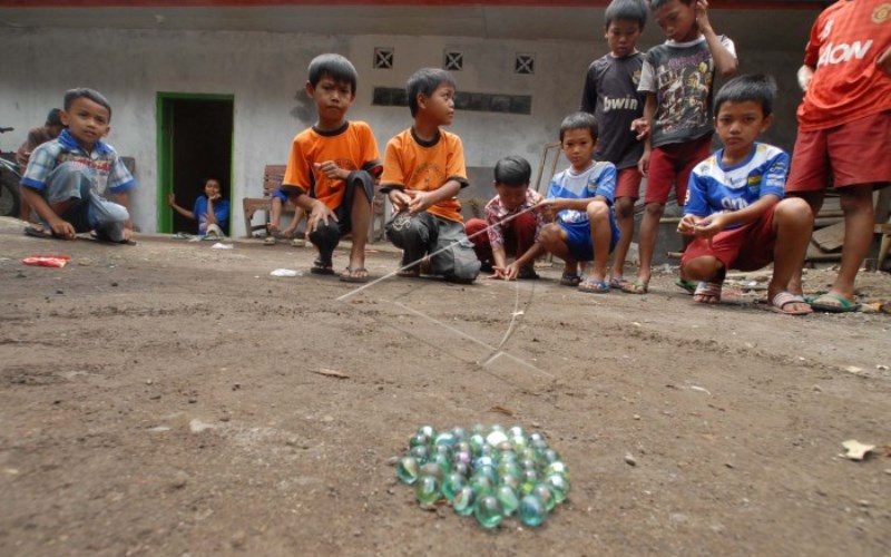 20 Mainan Jaman Dulu dari Era 90an yang Bikin Kita Kangen Masa Kecil