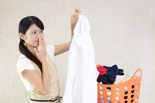 6 Cara Menghilangkan Bau Asap di Baju dengan Mudah