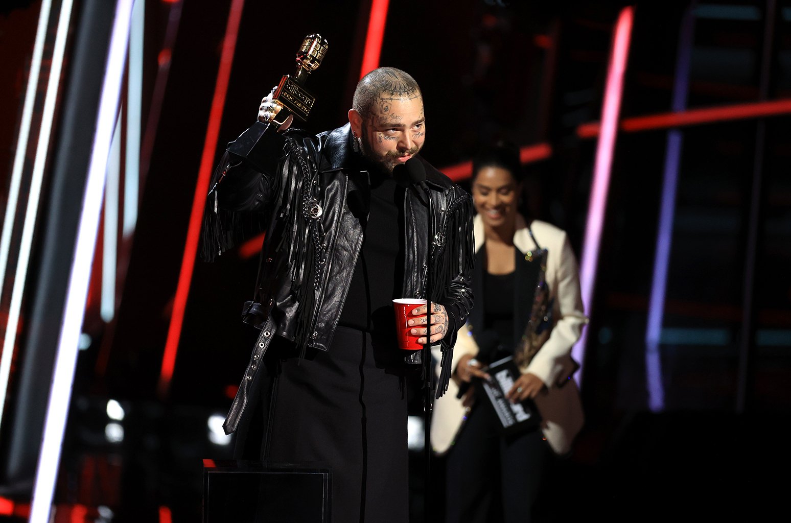 6 Momen Terbaik dan Daftar Pemenang Billboard Music Awards 2020 | Post Malone Menang Banyak!