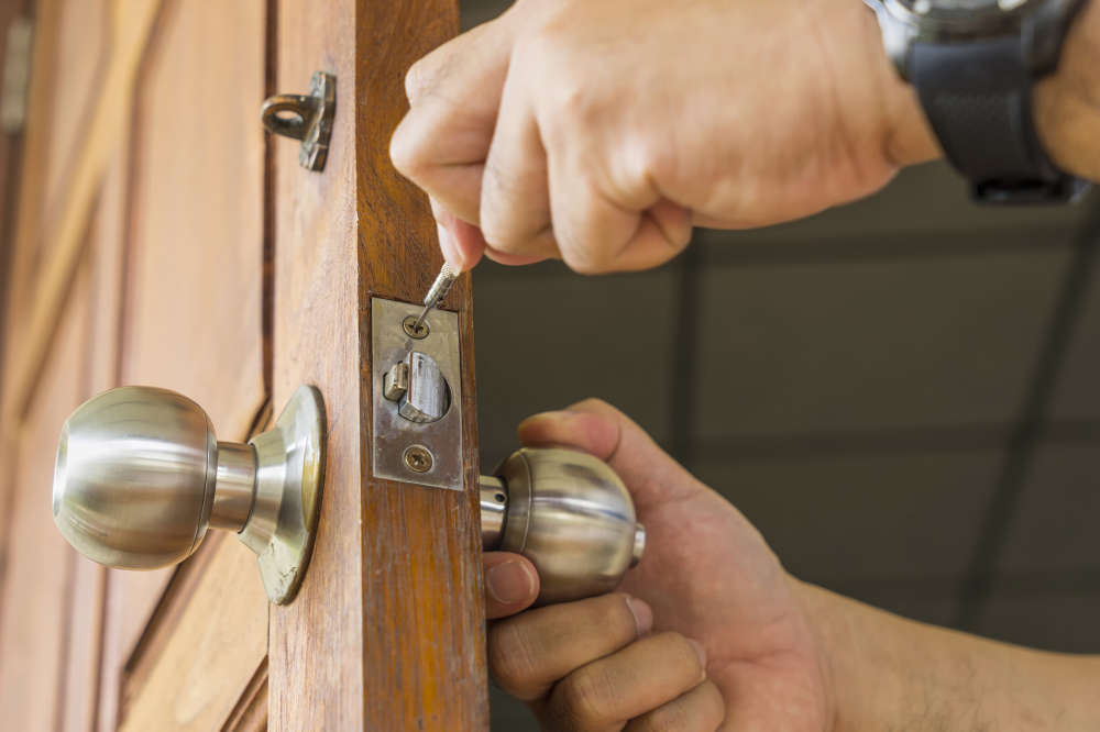 3 Tahap Membetulkan Gagang Pintu Kendor dengan Mudah