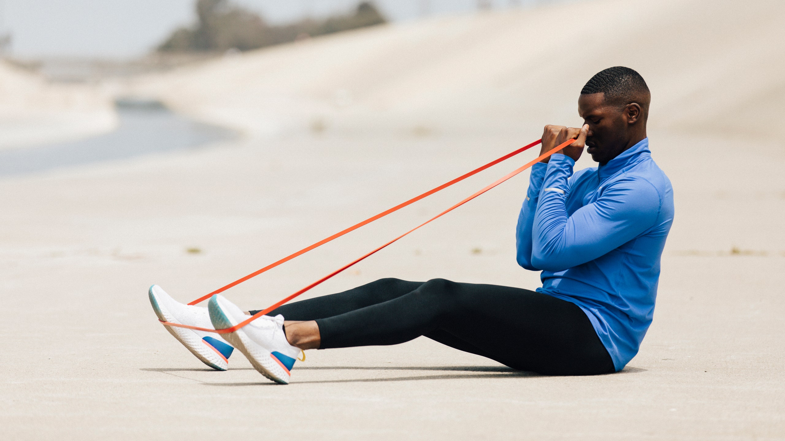 Mau Olahraga ala Gym? Ikuti 8 Gerakan Olahraga dengan Resistance Band Ini!