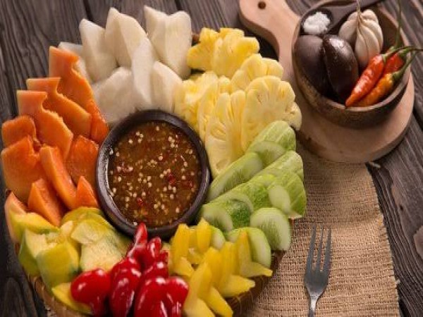 Rujak Rumput Laut? Yuk, Kenalan dengan 7 Resep Rujak Nusantara yang Segar!