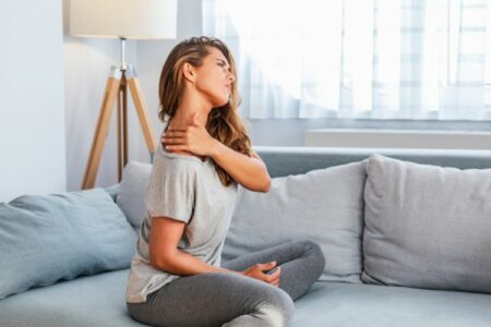 6 Cara Memijat Diri Sendiri yang Mudah Dipraktikkan