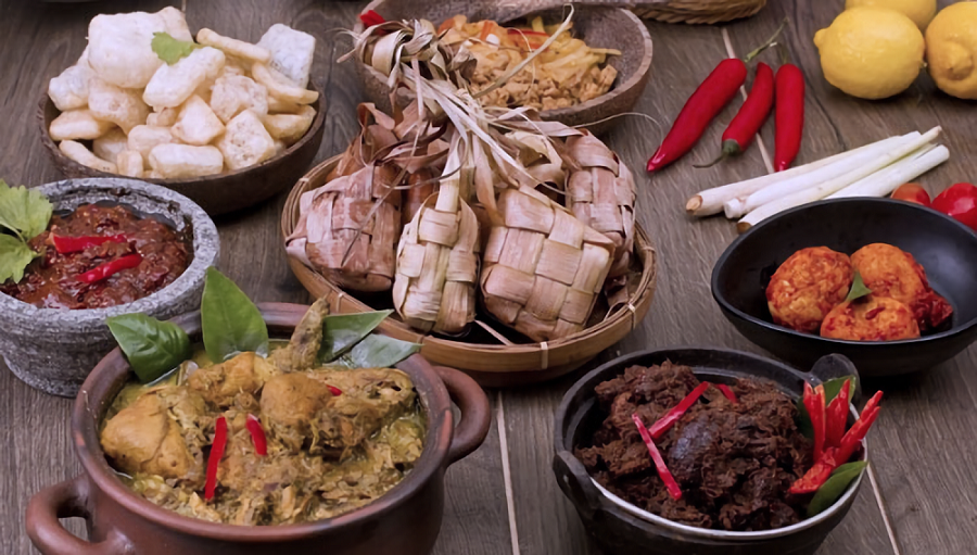 Nggak Sempat Masak untuk Hari Raya? Cek 4 Paket Catering Ketupat Lebaran Ini!