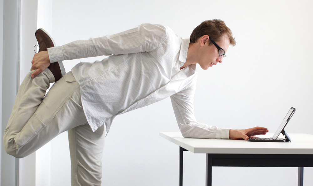 tips lebih sehat di kantor - meregangkan tubuh di kantor