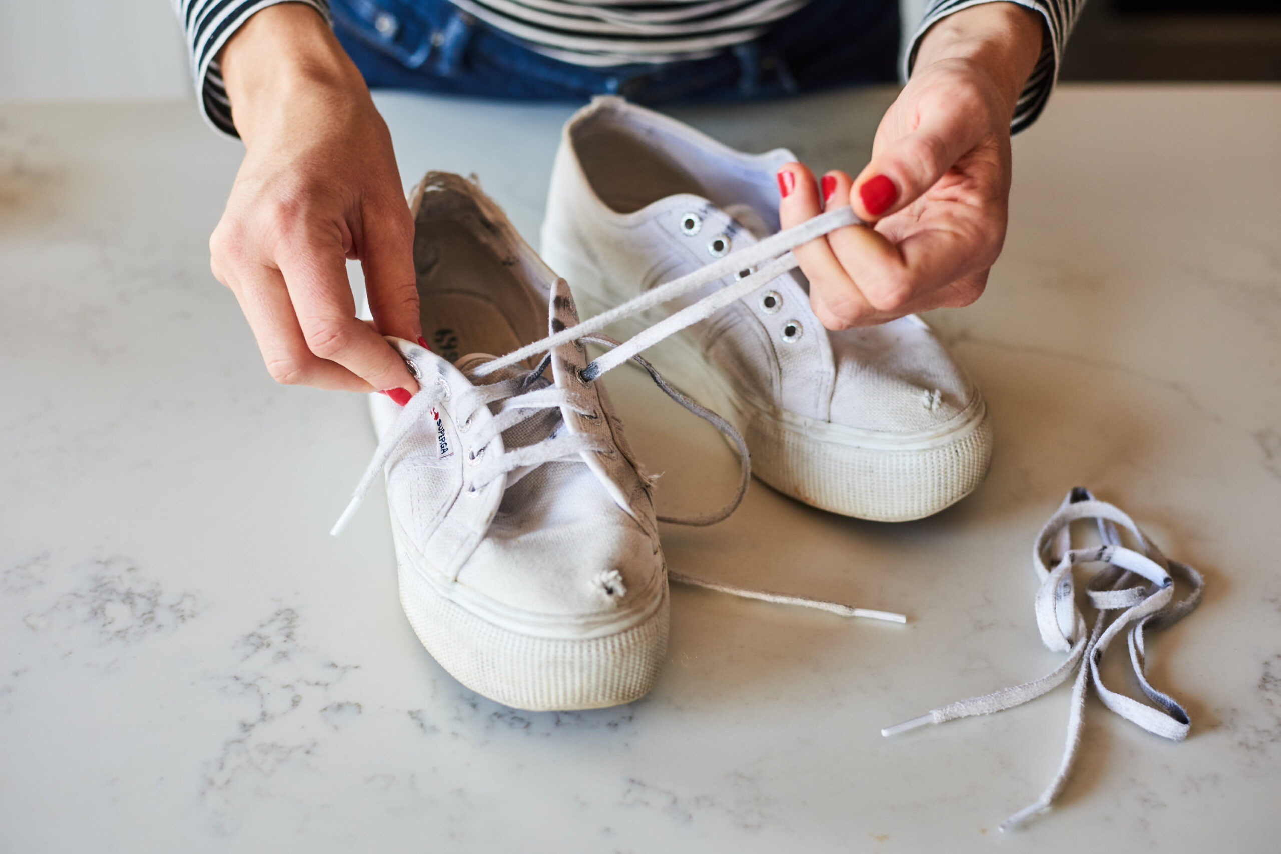 7 Cara Merawat Sepatu Putih agar Tidak Mudah Dekil