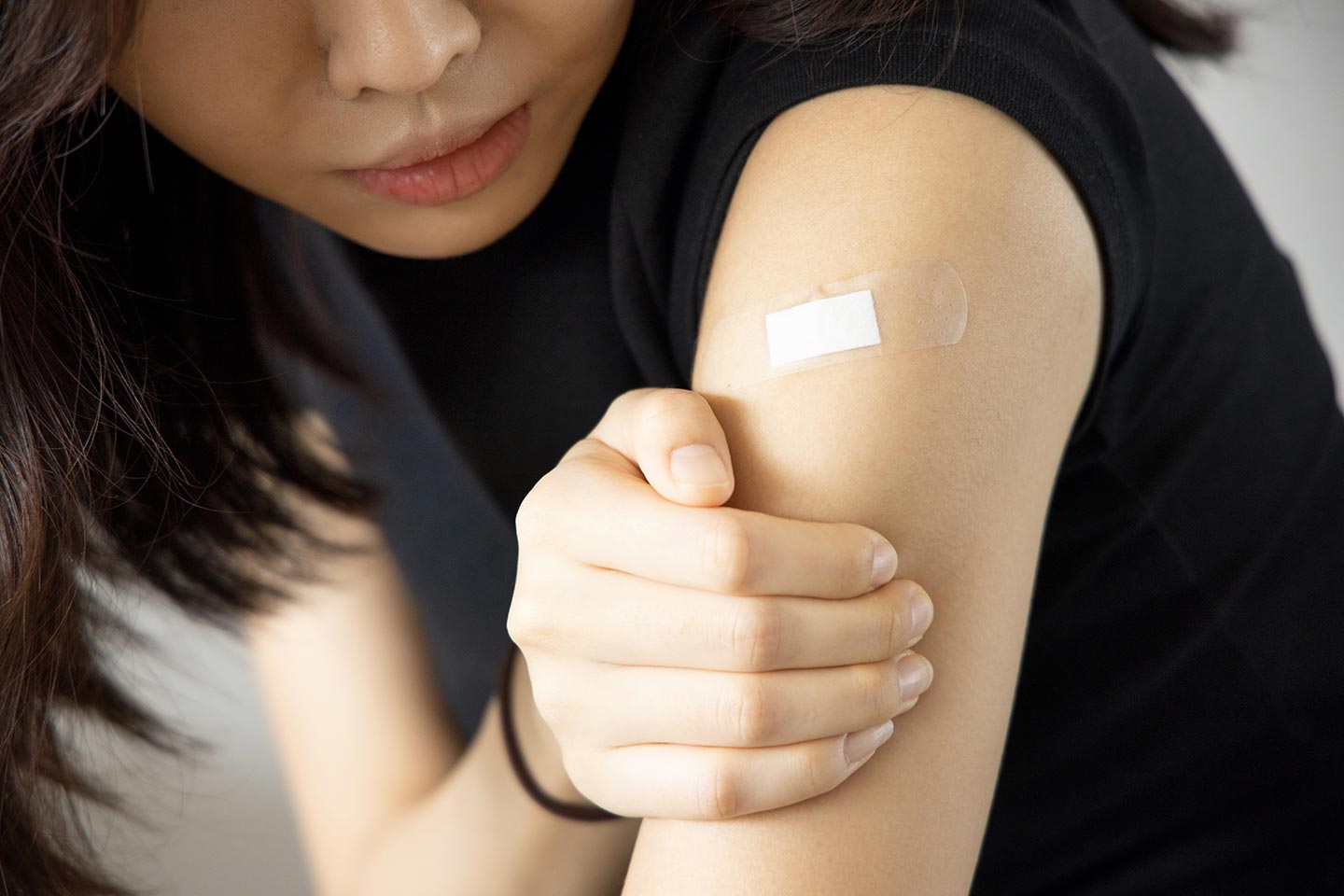 Tak Perlu Panik, 7 Efek Samping Ini Wajar Kamu Alami Usai Vaksinasi