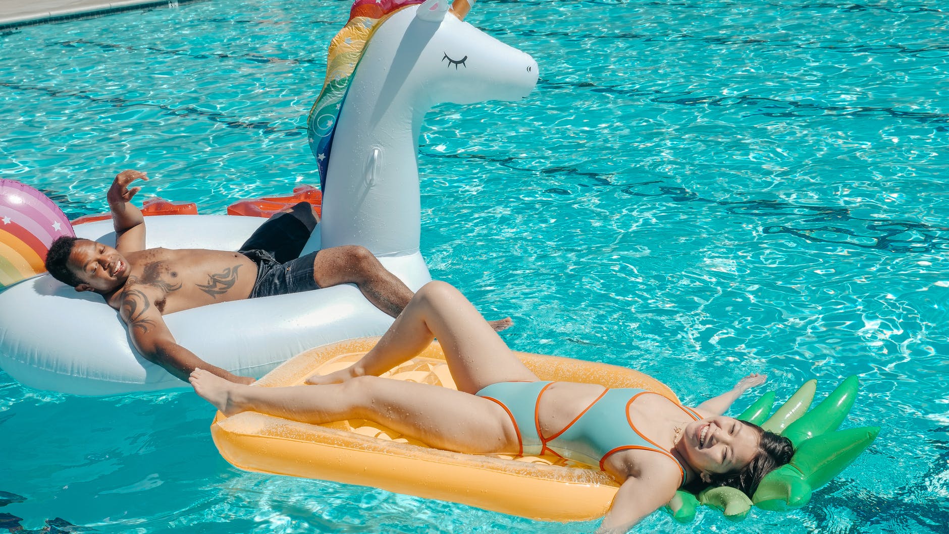 5 Pool Floats Unik di E-Commerce, Bikin Renang Semakin Seru!