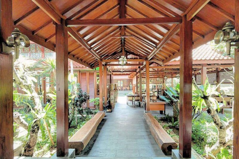 6 Resto Arsitektur Jawa yang Bikin Hati Adem dan Perut Kenyang