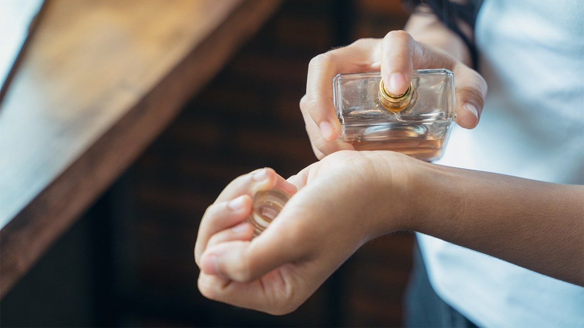 titik memakai parfum yang tepat