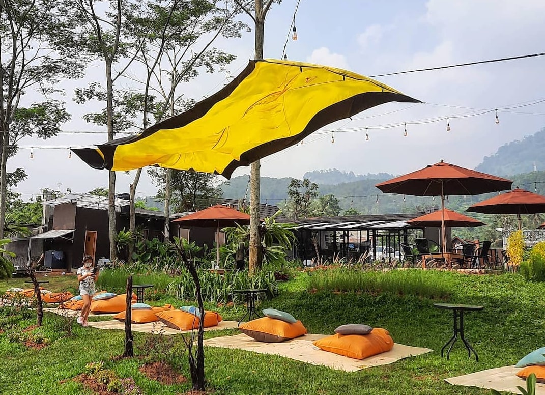 6 Rekomendasi Kafe Outdoor di Sentul, Suasana Hangout Berbeda Ditemani View Alam