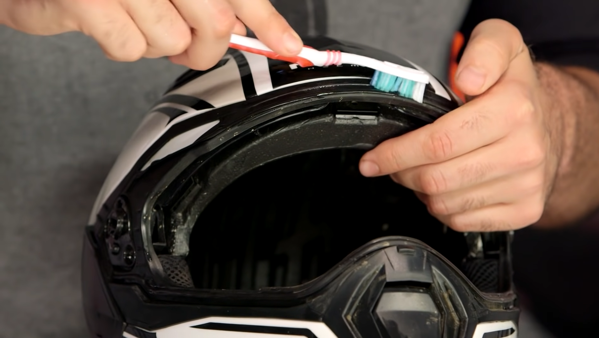 cara cuci helm di rumah