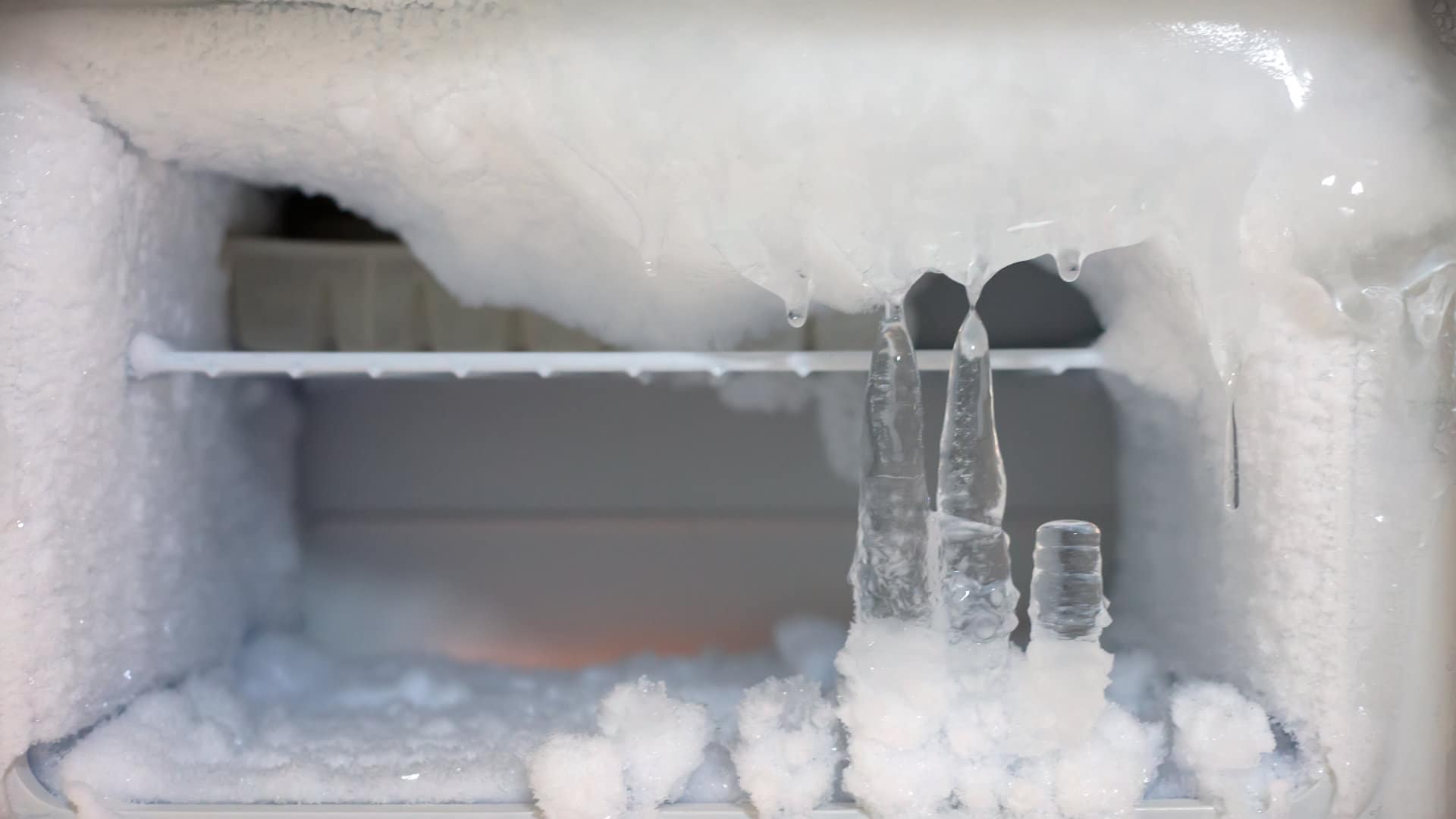 5 Cara Mencegah Bunga Es di Kulkas Freezer