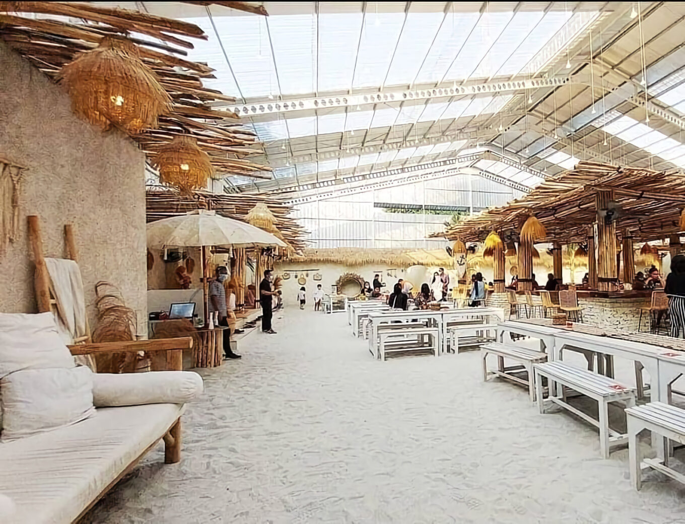 4 Kafe Tema Pantai di Jakarta dan Tangerang, Berasa lagi di Bali!