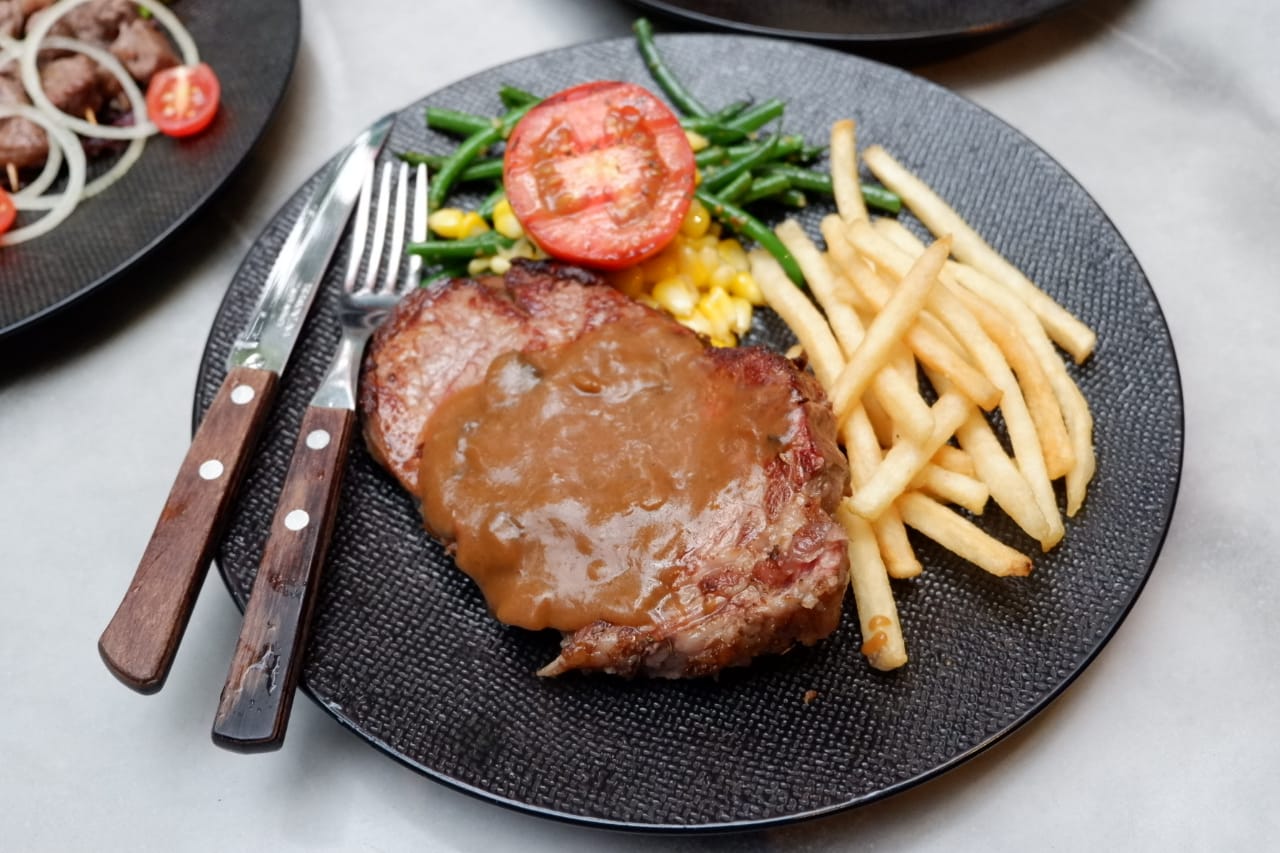 Pencinta Daging? Intip 5 Rekomendasi Tempat Makan Steak Terbaik di Bandung Ini!