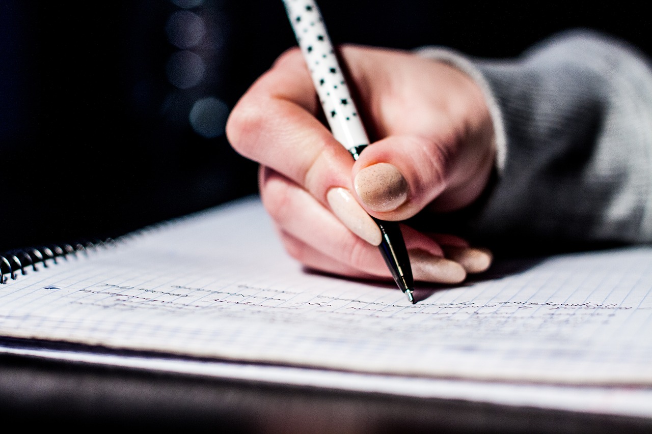 8 Cara Membaca Karakter dari Tulisan Tangan | Kamu Tipe yang Mana?