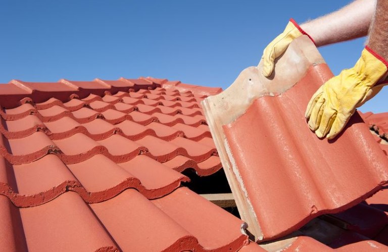 cara mengatasi atap rumah bocor