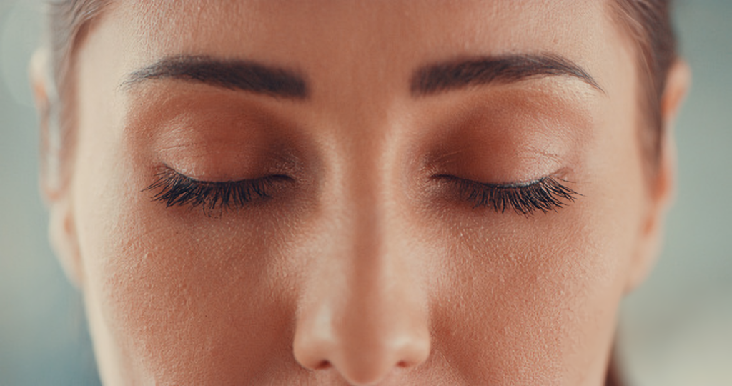 5 Cara Mengatasi Mata Merah karena HP, Jangan Sepelekan!