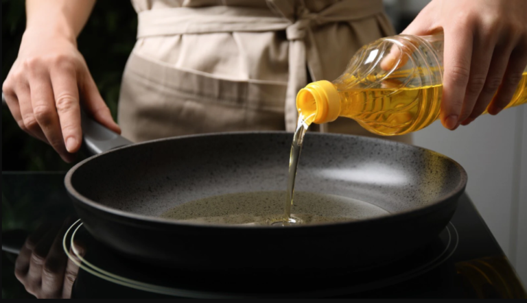 Minyak goreng panas yang siap disiram ke sambal