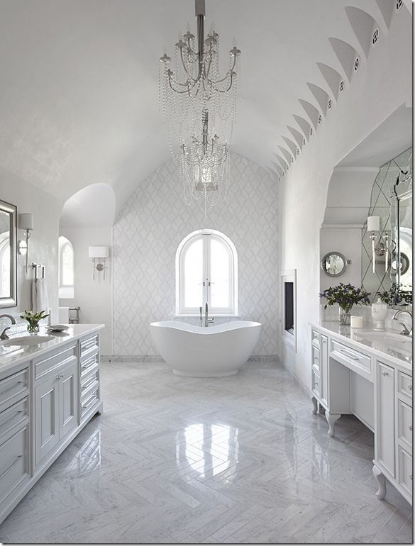 kamar mandi modern bernuansa putih