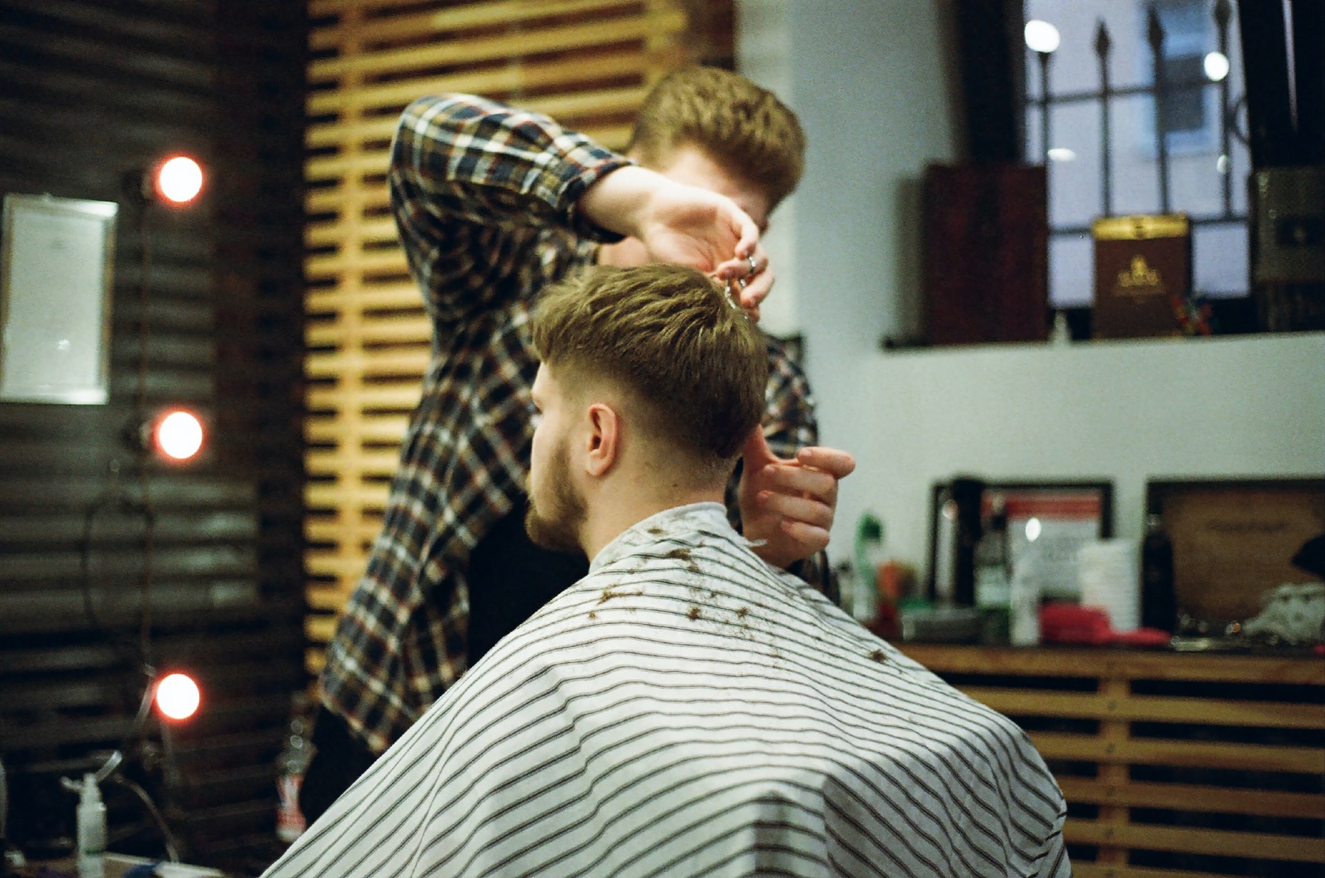 Rekomendasi 15 Barbershop Terdekat Jakarta yang Bikin Auto Ganteng