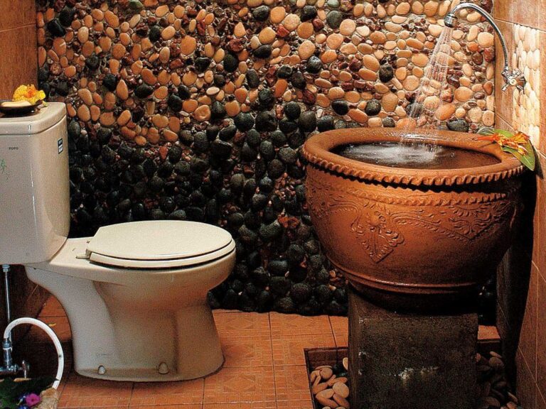 kamar mandi modern dengan batu alam